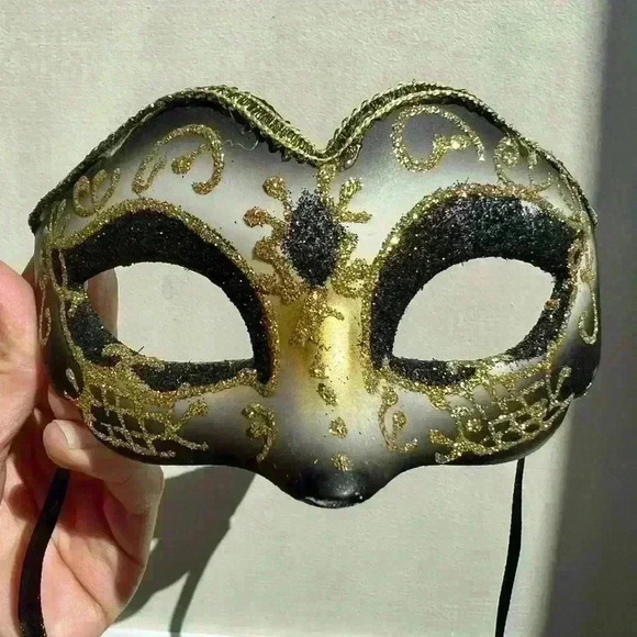 Black and Gold Masquerade Mask  Unisex Halloween Costume Cosplay Face Mask - Picture 2 of 7